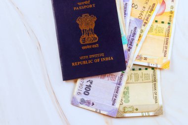 Hindistan Cumhuriyeti pasaportuna çeşitli değerlerde Hint rupileri üzerinde bir para birimi banknotları eşlik eder.