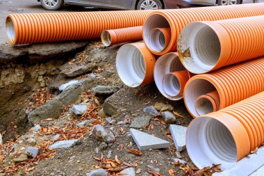 İnşaat alanı HDPE polietilen kanalizasyon borularını hazırlıyor