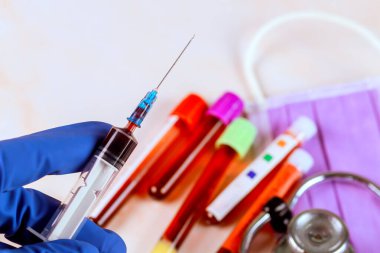 Laboratuvarda analiz için kan örnekleri içeren tıbbi tüpler.