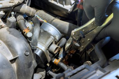 Otomobil tamirhanesinde çalışmak, bir otomobilin tamir motorunda ustalaşmak.
