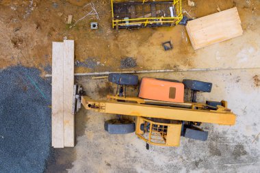 Forklift operatörü asar tahta malzemeler yükler