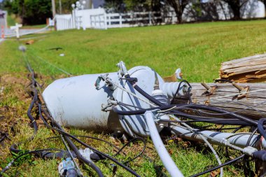 Şiddetli kasırga hasarlı elektrik hatları fırtına sonucu yerle bir oldu.