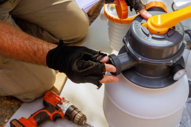 Yüzme havuzlarını temizlemek için kullanılan kum filtresi sistem tankı ekipmanları monte ediliyor