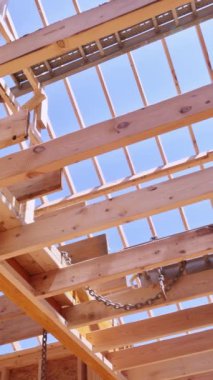 İnşaat sırasında ahşap çerçeve kirişleri kullanılıyor.