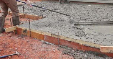 İnşaat alanındaki temel için Mason seviyeleri beton taraması