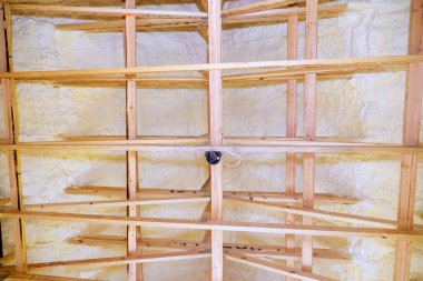 Yeni çerçeve evlerin altında, termal köpük yalıtımı çatı altında kuruluyor