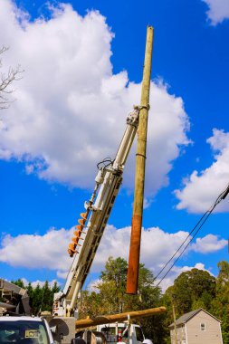Şiddetli kasırga sonucu hasar gören elektrik kabloları değiştiriliyor.