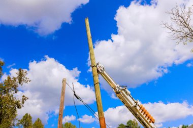 Şiddetli kasırganın ardından gelen fırtınalar birkaç elektrik direğini yaraladı.