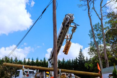 Şiddetli kasırgadan sonra fırtına hasarlı elektrik kabloları değiştiriliyor
