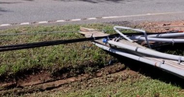 Kuvvetli kasırga sırasında, rüzgar elektrik direklerini kablolarla kırdı.