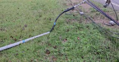 Fırtına kasırgasından sonra, hasarlı elektrik hatları kırık kablolarla yere çakıldı.