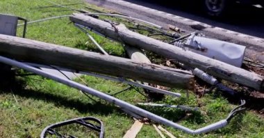 Kasırgadan sonra birkaç kırık elektrik hattı yere düşmüş.