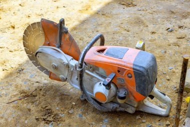 Beton kesmek için elmas bıçaklı benzin testeresi kullanmaya hazır.