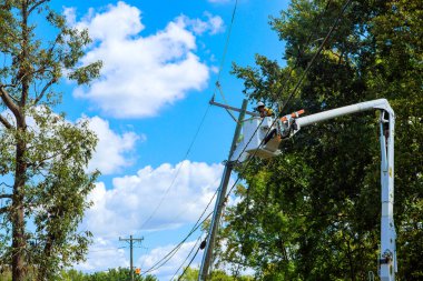 Şiddetli kasırganın yol açtığı hasarın ardından işçiler elektriği geri getiriyor