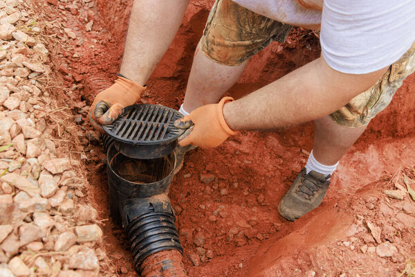 Необходимо заменить поврежденные подземные ливневые канализационные трубы для сбора дождевой воды.
