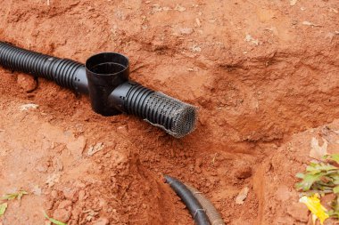 Yeraltı fırtınası için açık sipere drenaj boruları döşemek