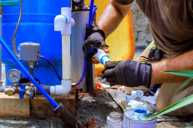 Tesisat işi, evdeki su kuyusu su sistemi arasındaki bağlantıyı birleştirmek.