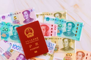 Çin Halk Cumhuriyeti tarafından verilen orijinal pasaport Çin nakit yuan para ile çeşitli banknotlar