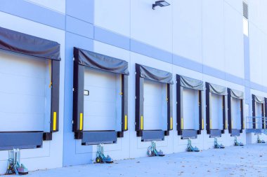 Dağıtılmış depoda, bölüm kapıları kamyonları yüklemek ve boşaltmak için kullanılır