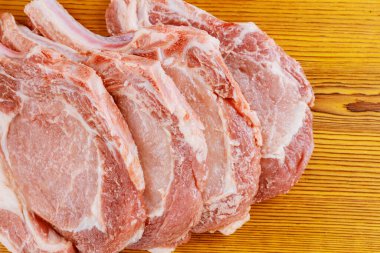 Biftekler taze et parçalarından marine edilmeye hazır.