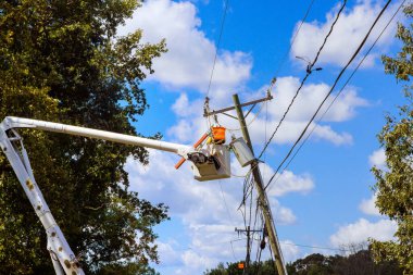 Şiddetli bir kasırganın ardından elektrik kesintisi oldu. Acil durum çalışanları tarafından tamir edilmesi gereken elektrik hattı hasar gördü.