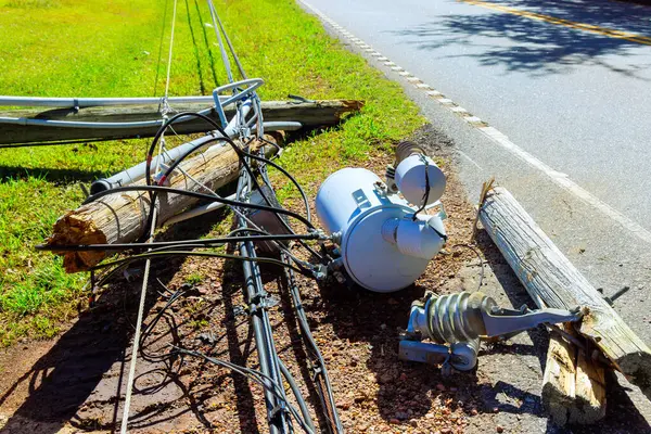Kasırganın güçlü rüzgarları elektrik direklerinin kırılmasına ve fırtına sırasında kablolarının kırılmasına neden oldu.