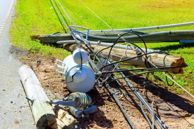 Hasarlı kasırga fırtınada elektrik direklerinden kablolarla düştü.