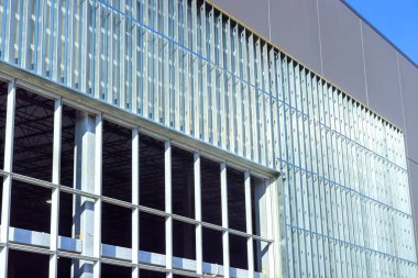 Metalden yapılmış çelik çerçeveler binaların yapısını oluşturmak için kullanılır.