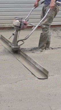 İnşaat alanında beton sıkıştırıcı ile dolduruluyor.