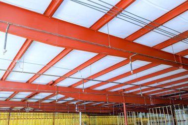 Depoda, yeniden inşa çalışmaları için büyük bir oda inşa ediliyor.