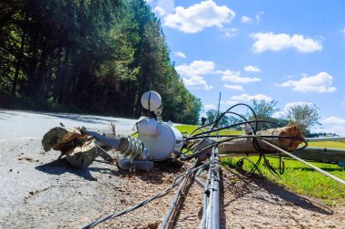 Kasırga sırasında güçlü rüzgarlar oluştuğunda, elektrik direklerinin kabloları kırıldı ve yere çakıldı.