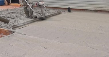 İnşaat alanında Vibro Rammer 'la temeller için taze beton doldurma.