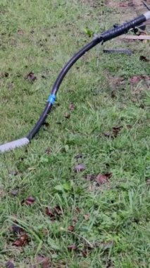 Fırtına kasırgasından sonra, hasarlı elektrik hatları kırık kablolarla yere çakıldı.