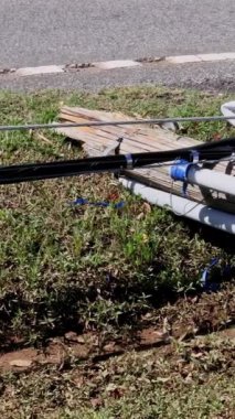Kuvvetli kasırga sırasında, rüzgar elektrik direklerini kablolarla kırdı.