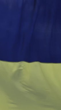 Ukrayna 'nın mavi sarı bayrağı özgürlüğün yenilmezliğinin sembolü olarak rüzgarda dalgalanıyor