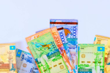 Tenge Kazakistan 'ın ulusal para birimidir. Çeşitli mezheplerden gelir.