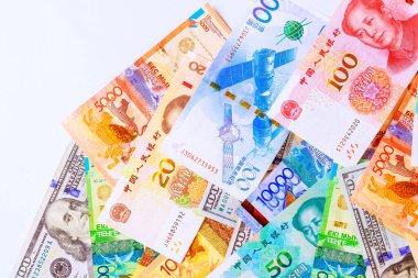 Çin Yuanı, ABD doları ve Kazakistan banknotları küresel ticaret, ekonomi ve uluslararası iş ağının bir parçasıdır.