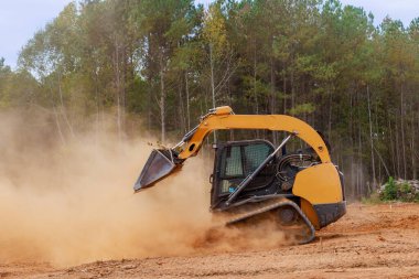 Buldozer inşaat alanında toprak hareketini dengeliyor. Toprağı, inşaat için hazırlıyor.