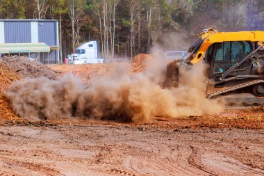 İnşaat sırasında zemini düzleştirmek için küçük mini traktör kullanılır..