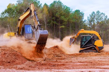 İnşaat alanındaki toprak taşıma sırasında, buldozer toprağı puanlama hazırlığı için zemini düzleştiriyor