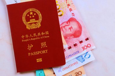 Çin pasaportu ve farklı banknotlar Çin nakit para birimidir.