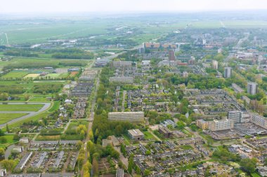 Amsterdam, Hollanda 'nın hava manzarası bulutlu bir havada, çatıların üzerinde.