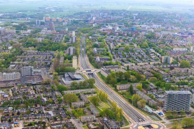 Hollanda, Amsterdam 'ın bulutlu havalarda çatıların üzerinden hava manzarası