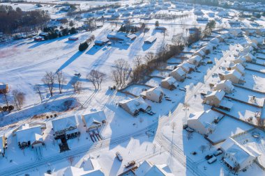 Kışın Amerikan yerleşim alanları taze karla kaplıdır. Beyaz tepeli evler, otoparklar, yollar, kışın sakin güzelliği..