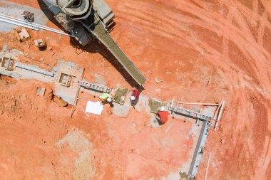 İnşaat alanına temel hazırlığı, beton karıştırıcı kamyonun önceden belirlenmiş temel formları boyunca beton döşemesi