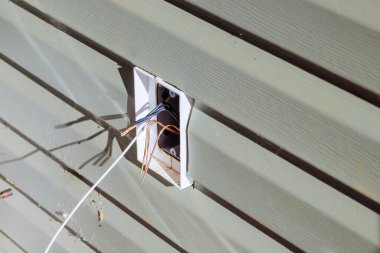 Dış duvardaki prizler için elektrik kabloları tutuluyor