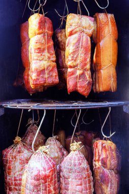 Çeşitli kesiklerden oluşan bir mutfak geleneğidir et tüttürmek kancalara asılmış sigara içen bir domuz pastırması tütsülemek için lezzetli bir ziyafet yaratır.