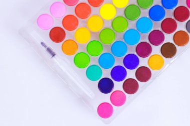 Bu suluboya resimler, gökkuşağı renklerinde yaratıcılığı ateşlemeye hazır sanatçı meraklıları için temel araçlardır..