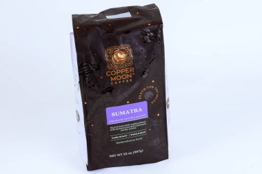 10 Kasım 2024 Sumatra Endonezya: Endonezya 'dan kahve çekirdekleri, Bakır Ay Sumatra kahve çekirdekleri, zengin, koyu aroma aromalı, koyu kavrulmuş kahve aşıkları için mükemmel bir karışım