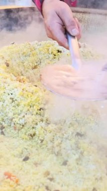 Sokak yemekleri festivali sırasında Kazanda Özbek pilavı pişirmek